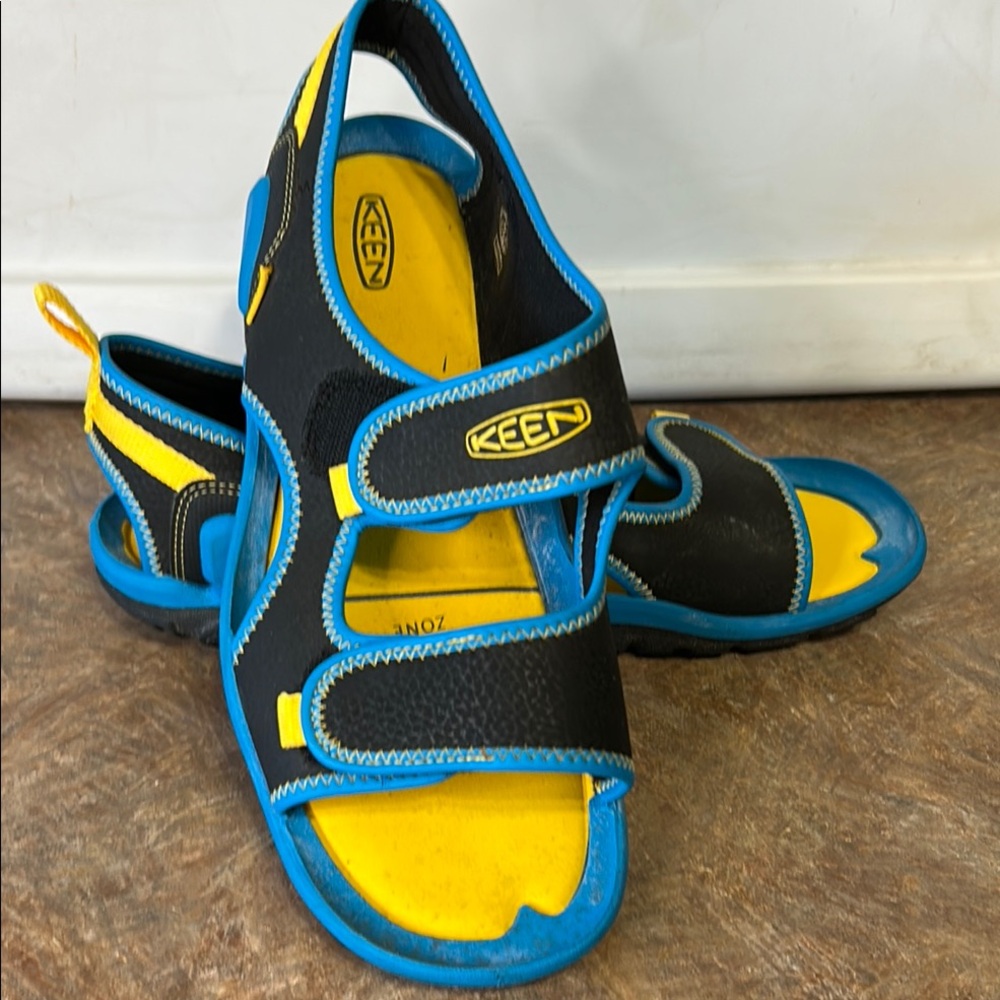 NWOT Keen Unisex Knotch River Black/Blue/Yellow Hiking Open Sandal. Size W7 M5